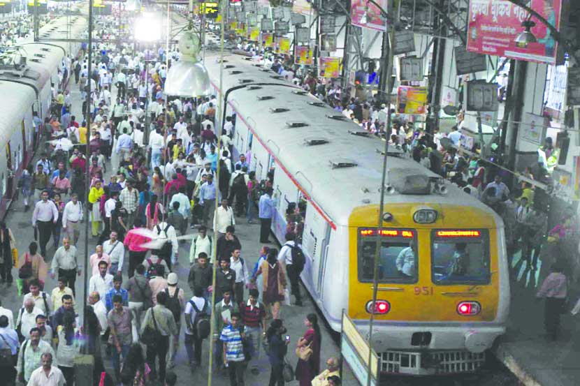 पश्चिम मार्गावरील रेल्वे सेवा विस्कळीत.