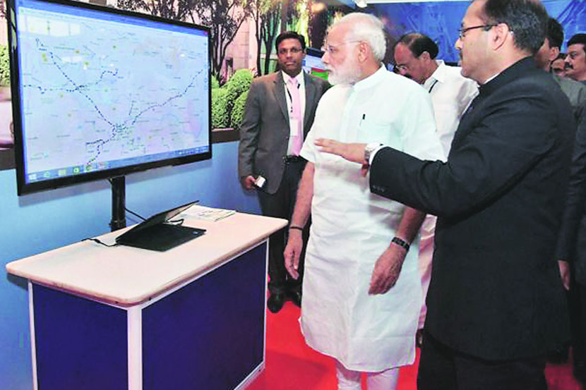 पुण्यात नुकत्याच स्मार्ट सिटी मिशनअंतर्गत झालेल्या कार्यक्रमात पंतप्रधान नरेंद्र मोदी.  