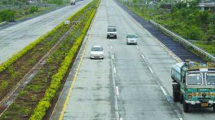 major accident , road accident , mumbai pune expressway , wagon r , Mumbai, Loksatta, Loksatta news, Marathi, Marathi news