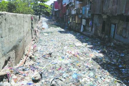 वांद्रे टर्मिनस येथील जलवाहिनीवर उभ्या असलेल्या झोपडय़ांलगतचा चमडावाडी नाला. (छाया : दिलीप कागडा)