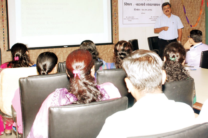 महानिर्मितीच्यावतीने आयोजित ‘बदल व्यवस्थापन’ या कार्यशाळेत उपस्थित अधिकारी व कर्मचाऱ्यांना मार्गदर्शन करतांना यशवंत मोहिते.