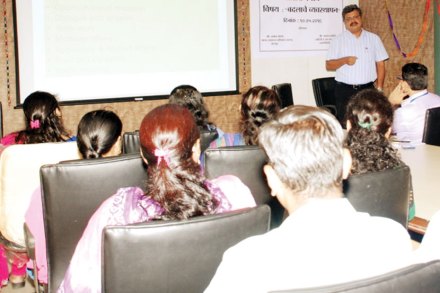 महानिर्मितीच्यावतीने आयोजित ‘बदल व्यवस्थापन’ या कार्यशाळेत उपस्थित अधिकारी व कर्मचाऱ्यांना मार्गदर्शन करतांना यशवंत मोहिते.