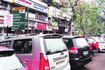 वाशी सेक्टर-१७ मधील रस्त्यांलगत सध्या दुचाकी आणि चारचाकी उभ्या केल्या जात आहेत.