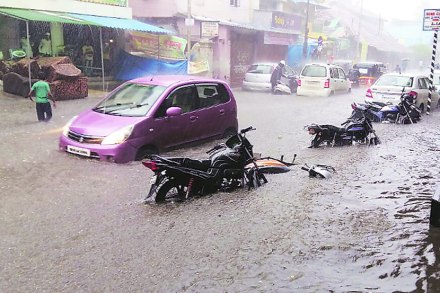 अतिक्रमणामुळे उरणची तासाभरात तुंबापुरी अतिक्रमणामुळे उरणची तासाभरात तुंबापुरी