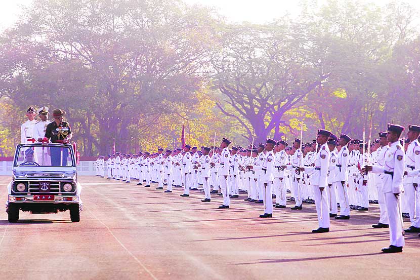 राष्ट्रीय संरक्षण प्रबोधिनीच्या (एनडीए) १३० व्या तुकडीचे शानदार दीक्षांत संचलन मंगळवारी झाले. लष्कराच्या दक्षिण मुख्यालयाचे प्रमुख लेफ्टनंट जनरल बिपीन रावत यांनी दीक्षांत संचलनाची पाहणी करून मानवंदना स्वीकारली.