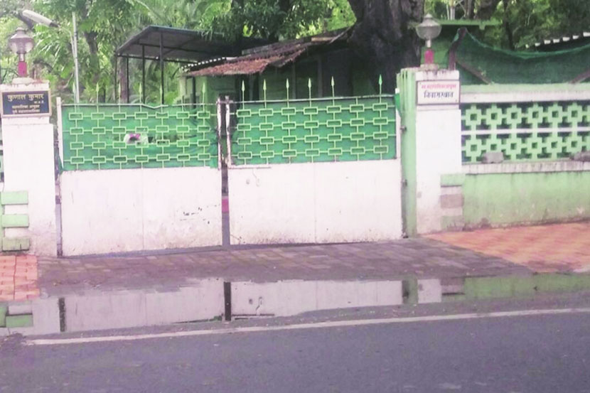 जोरदार पावसाने मॉडेल कॉलनीमधील आयुक्त बंगल्याच्या दारातही पाणी साठले.