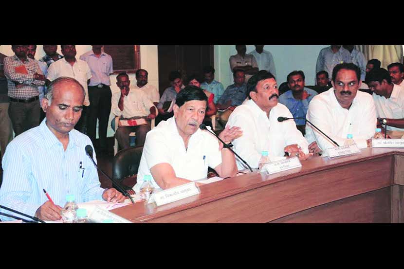 पालखी सोहळ्याच्या तयारीचा आढावा घेण्यासाठी पालकमंत्री गिरीश बापट आणि सोलापूरचे पालकमंत्री विजय देशमुख यांच्या उपस्थितीमध्ये विधान भवन येथे बैठक झाली. पालखी सोहळ्याच्या तयारीचा आढावा घेण्यासाठी पालकमंत्री गिरीश बापट आणि सोलापूरचे पालकमंत्री विजय देशमुख यांच्या उपस्थितीमध्ये विधान भवन येथे बैठक झाली.