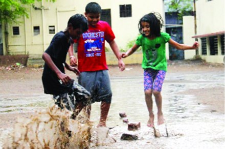 पावसाच्या सरींनी नागरिकांना दिलासा