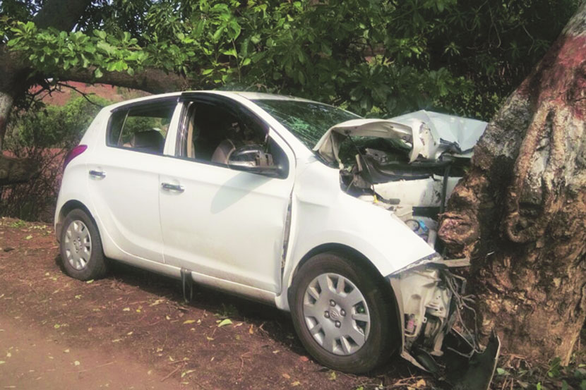 कोल्हापूरजवळील अपघातात पुण्यातील ५ जण ठार कोल्हापूरजवळील अपघातात पुण्यातील ५ जण ठार