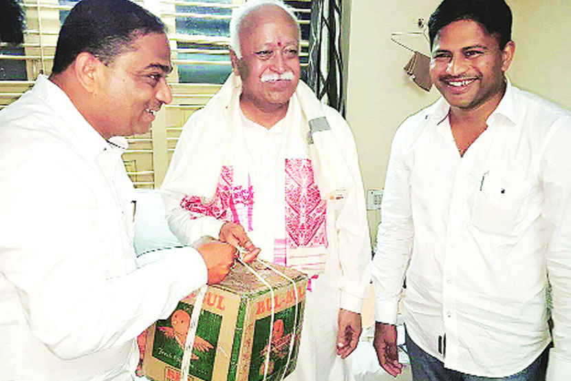 सरसंघचालक मोहन भागवत यांच्या आमंत्रणानुसार नागपूरला गेलेल्या राजेश भुजबळ यांनी त्यांच्या शेतातील आंबे भागवत यांना भेट म्हणून दिले.