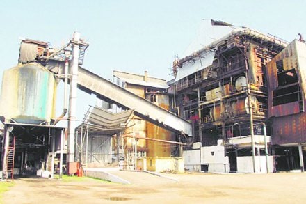 देशातील महिलांच्या पहिल्या साखर कारखान्यास टाळे