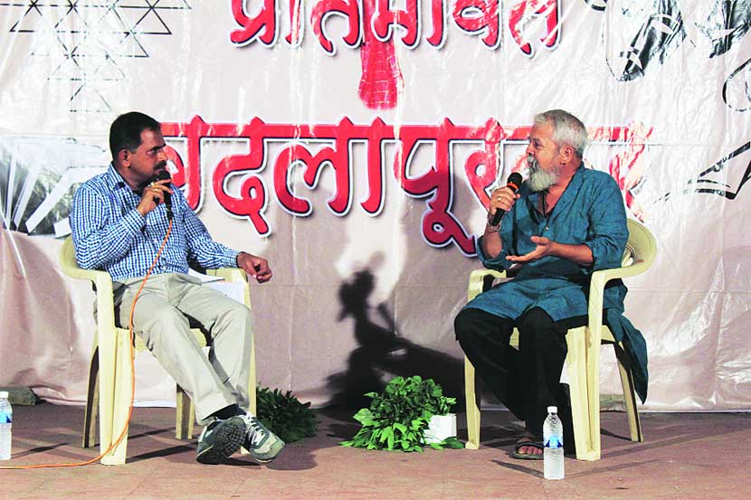 जैव कृषी अभ्यासक आणि कृषिभूषण राजेंद्र भट यांच्याशी संवाद साधताना उदय कोतवाल.