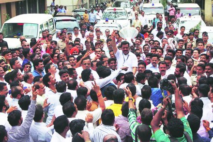 शहरबात ठाणे : आत्मकेंद्री राजकारणाचा स्वार्थी घोडेबाजार शहरबात ठाणे : आत्मकेंद्री राजकारणाचा स्वार्थी घोडेबाजार