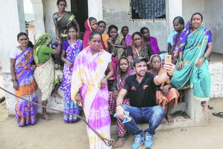 यू मुंबाचा अनुभवी अनुप कुमार गावकऱ्यां समवेत सेल्फी काढताना