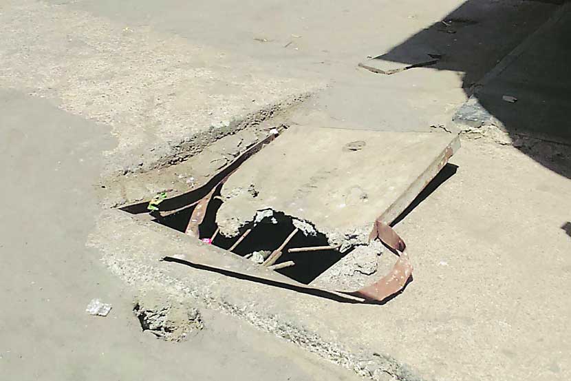 मीरा-भाईंदर शहरातील अनेक गटारे उघडी आहेत. या गटारांवरील झाकणे निघाली आहेत.