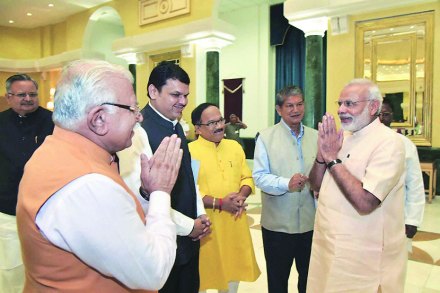 आंतरराज्य परिषदेची बैठक शनिवारी नवी दिल्लीत झाली. त्या वेळी पंतप्रधान नरेंद्र मोदी यांनी मुख्यमंत्री देवेंद्र फडणवीस, हरयाणाचे मुख्यमंत्री मनोहरलाल खट्टर, उत्तराखंडचे हरीश रावत यांच्याशी संवाद साधला. 