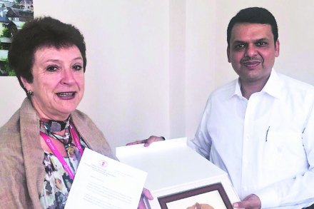  रशिया भेटीवर असलेले महाराष्ट्राचे मुख्यमंत्री देवेंद्र फडणवीस प्रा. इरिना ग्लुश्कोव्हा यांना महाराष्ट्राच्या रशियातील सांस्कृतिक दूत म्हणून नियुक्ती केल्याचे पत्र देताना.