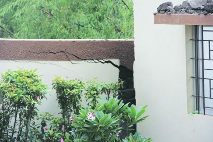 विश्वकर्मा गृहनिर्माण प्रकल्पाच्या संरक्षण िभतीला तडे जाऊन अशाप्रकारे धोका निर्माण झालेला आहे.  (छाया- राज मकानदार) विश्वकर्मा गृहनिर्माण प्रकल्पाच्या संरक्षण िभतीला तडे जाऊन अशाप्रकारे धोका निर्माण झालेला आहे.  (छाया- राज मकानदार)