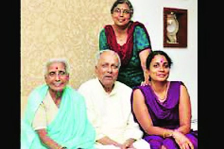 डॉ. रा. चिं. ढेरे कुटुंबीयांसमवेत

