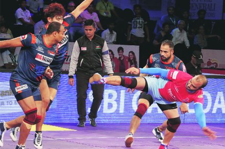 तेलुगू टायटन्सच्या राहुल चौधरीची पकड करताना यु मुंबाचे क्षेत्ररक्षक.