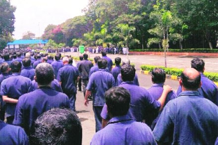   वेतनकरारास होत असलेल्या विलंबाच्या निषेधार्थ टाटा मोटर्सच्या कामगारांनी बुधवारी कंपनीत मूक रॅली काढून व्यवस्थापनाचा निषेध केला. 