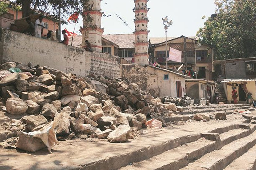 बाणगंगेच्या दगडी पायऱ्यांच्या दुरुस्तीत पावसाचा अडथळा