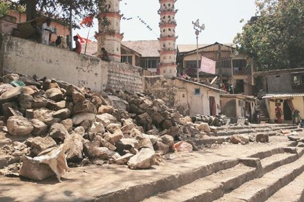 बाणगंगेच्या दगडी पायऱ्यांच्या दुरुस्तीत पावसाचा अडथळा बाणगंगेच्या दगडी पायऱ्यांच्या दुरुस्तीत पावसाचा अडथळा