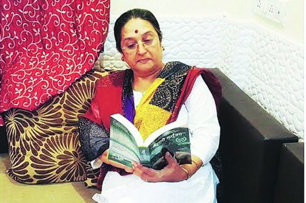 नामवंतांचे बुकशेल्फ : वाचनातून व्यक्तिमत्त्व विकास नामवंतांचे बुकशेल्फ : वाचनातून व्यक्तिमत्त्व विकास