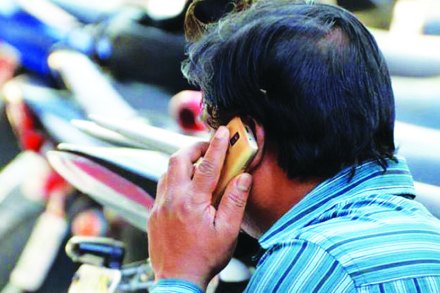 ‘कॉल’ लावण्यासाठी एक किमीचा प्रवास!