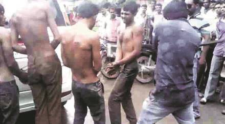 मारहाणीच्या व्हिडिओ पोलीस तपासत आहेत मारहाणीच्या व्हिडिओ पोलीस तपासत आहेत