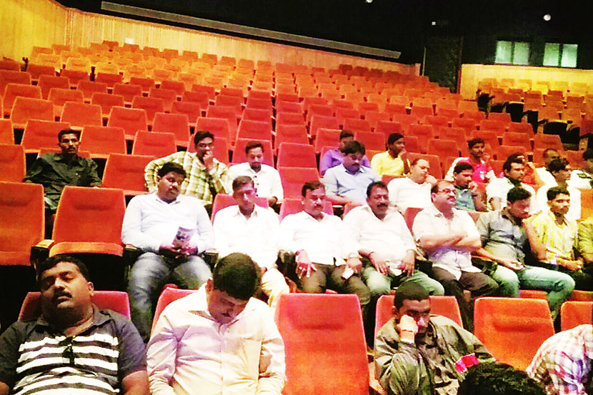 सावित्रीबाई फुले सभागृहातील रिकाम्या खुच्र्या आणि कार्यकर्ते.