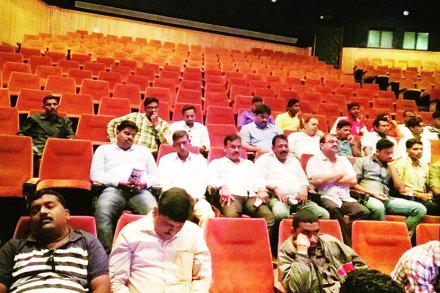 सावित्रीबाई फुले सभागृहातील रिकाम्या खुच्र्या आणि कार्यकर्ते.