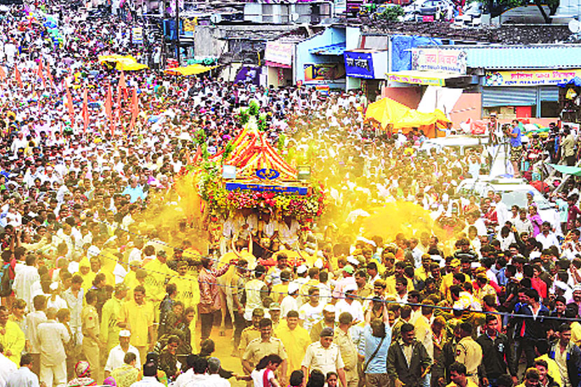 खंडेरायाच्या जेजुरीत माउलींच्या पालखीवर भंडाऱ्याची उधळण