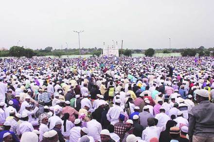 दसरा चौकातील मुस्लीम बोìडगच्या मदानावर सार्वजनिक नमाज पठणाला मुस्लीम धर्मीयांची मोठी उपस्थिती होती. (छाया - राज मकानदार)