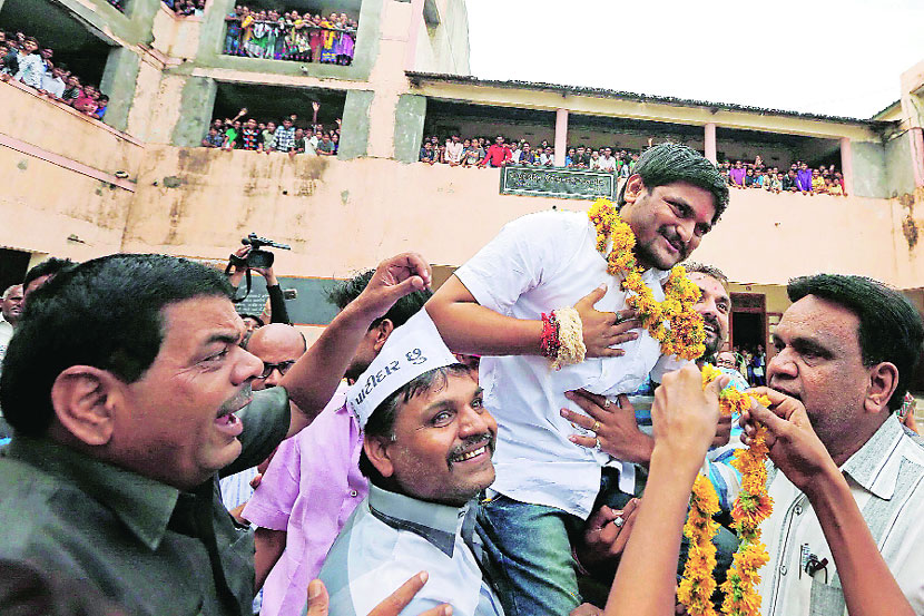 पटेल समाजाच्या आरक्षणासाठी संघर्ष करणाऱ्या हार्दिक पटेलचे शनिवारी  विरमगम या मूळ गावी जोरदार स्वागत करण्यात आले.