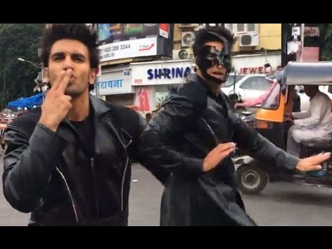 VIDEO: वांद्र्याच्या रस्त्यावर रणवीर डान्स करतानाचा व्हिडिओ व्हायरल VIDEO: वांद्र्याच्या रस्त्यावर रणवीर डान्स करतानाचा व्हिडिओ व्हायरल