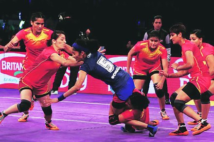 पुरुषांच्या मैदानावर महिला चढाईपटूंच्या कौशल्यावर मर्यादा पुरुषांच्या मैदानावर महिला चढाईपटूंच्या कौशल्यावर मर्यादा