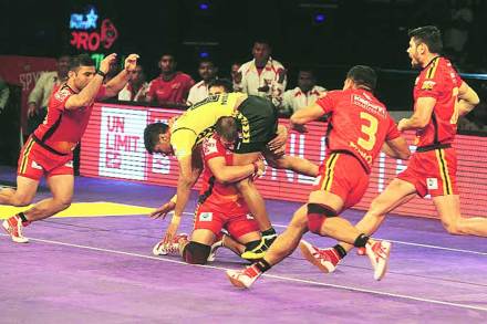 तेलुगूच्या खेळाडूची पकड करताना बंगळुरूचे खेळाडू