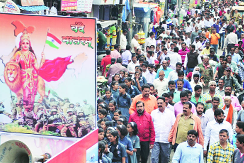 भारतीय जवानांचे मनोबल वाढविण्यासाठी शेकडो कोल्हापूरकर हातात तिरंगा घेऊन भर पावसात रस्त्यावर उतरले होते भारतीय जवानांचे मनोबल वाढविण्यासाठी शेकडो कोल्हापूरकर हातात तिरंगा घेऊन भर पावसात रस्त्यावर उतरले होते