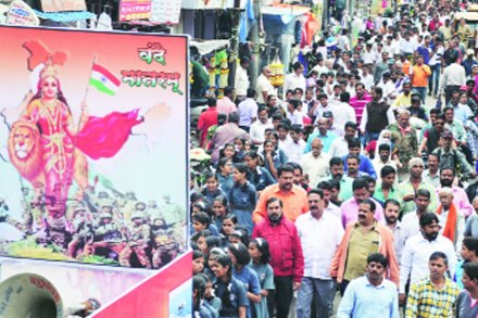 भारतीय जवानांचे मनोबल वाढविण्यासाठी शेकडो कोल्हापूरकर हातात तिरंगा घेऊन भर पावसात रस्त्यावर उतरले होते भारतीय जवानांचे मनोबल वाढविण्यासाठी शेकडो कोल्हापूरकर हातात तिरंगा घेऊन भर पावसात रस्त्यावर उतरले होते