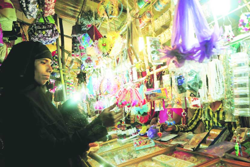 रमजान ईदच्या खरेदीसाठी बाजारात गर्दी झाली आहे. (छाया - अनंतसिंग) 