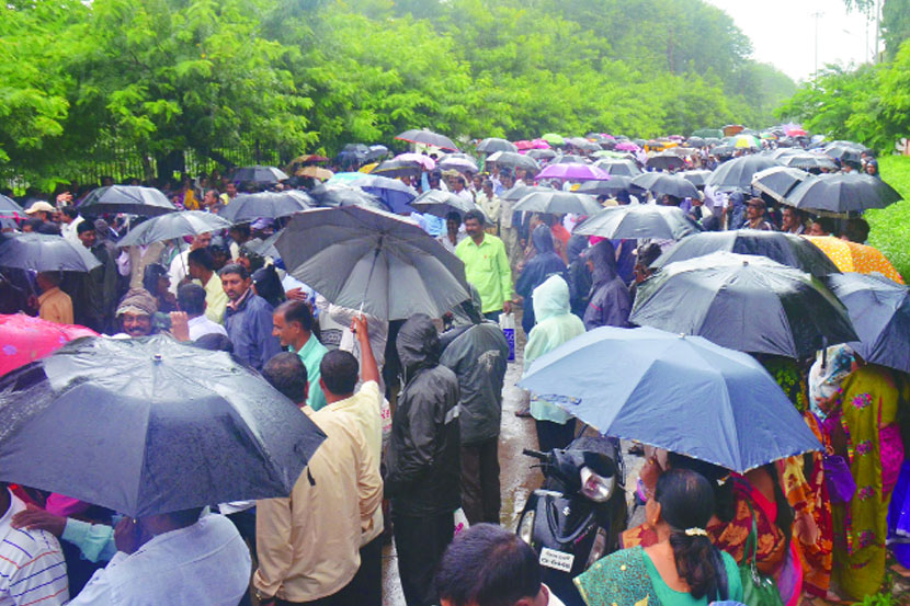 विविध मागण्यांसाठी शाळा बंद
