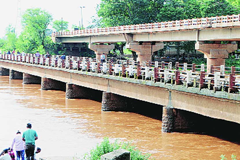  ७गेल्या आठवडय़ात खालावलेली पंचगंगा नदीची  पाणी पातळी आता चांगलीच वाढली आहे. पावसाचा वेग असाच राहिल्यास नदीतील पाणी लवकरच पात्राबाहेर पडेल, अशी स्थिती आहे. नदीची पाणी पातळी दर्शवणारे हे इचलकरंजी येथील छायाचित्र. (छाया - अनंतसिंग) 