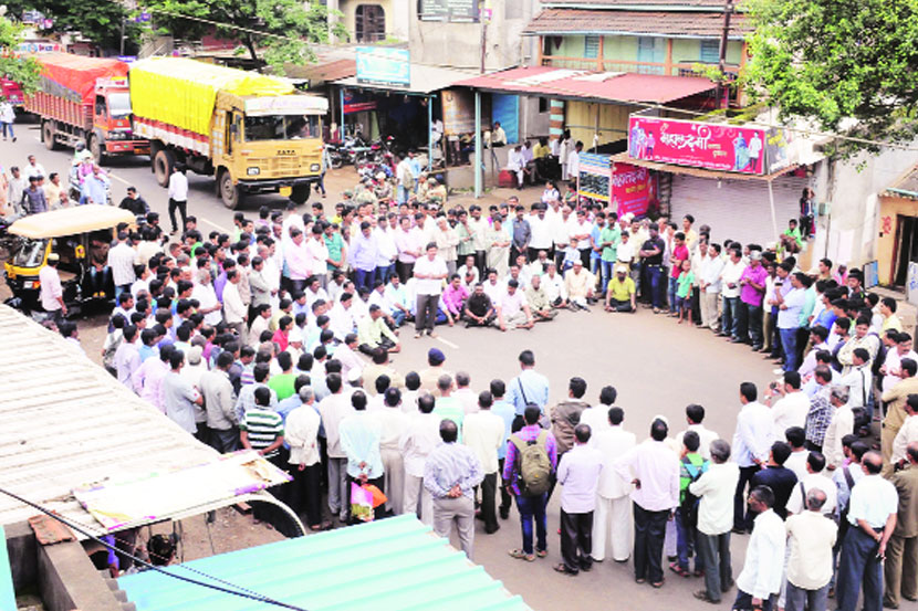 हद्दवाढीच्या विरोधात कोल्हापूर परिसरातील गावागावांत रास्ता रोको आंदोलन करण्यात आले. (छाया - राज मकानदार) हद्दवाढीच्या विरोधात कोल्हापूर परिसरातील गावागावांत रास्ता रोको आंदोलन करण्यात आले. (छाया - राज मकानदार)