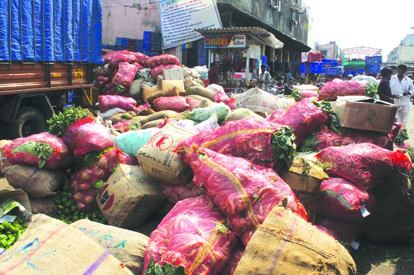 शेतकऱ्यांचा भाजीपाला व्यापाऱ्यांच्याच दारात!