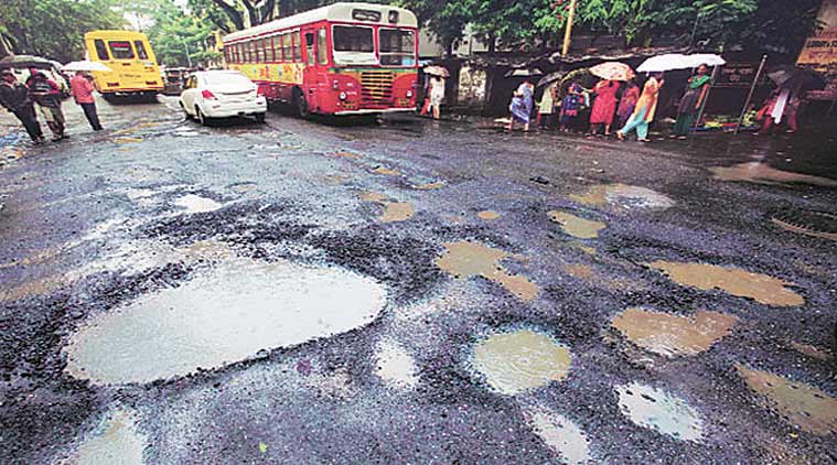 मुंबईतील खड्यांसंदर्भात मनसेचे सेल्फी आंदोलन