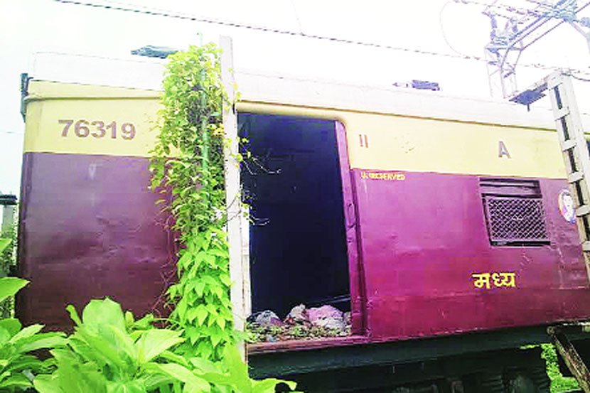 ‘ऐतिहासिक’ गाडी रेल्वेकडूनच कचऱ्यात!
