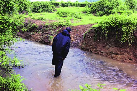 चांदनेवाडीत जाण्यासाठी ओढा पार करावा लागतो.