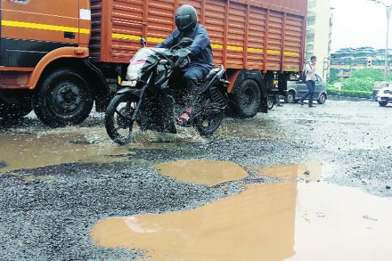 रबाळे पोलीस ठाण्यासमोरील मार्ग. 