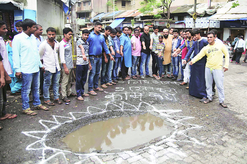 रांगोळीने ‘खड्डे’ सजले!